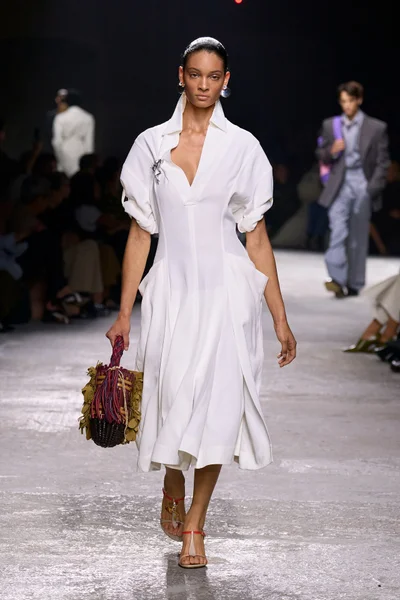 Look 16
